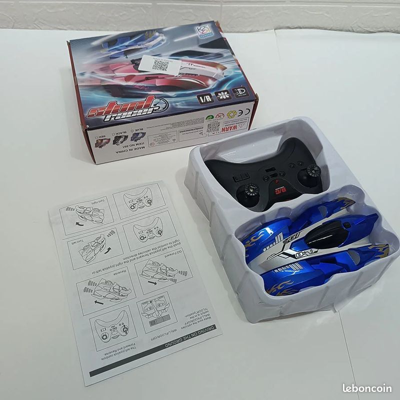 Autić koji vozi po ZIDU i PLAFONU