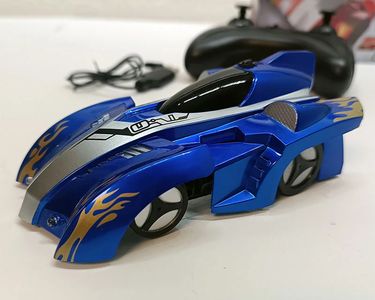 Autić koji vozi po ZIDU i PLAFONU